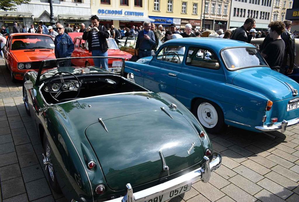 Nablýskané historické vozidla a motorky obsadily v neděli 19. května centrum Prostějova. 19.5. 2024