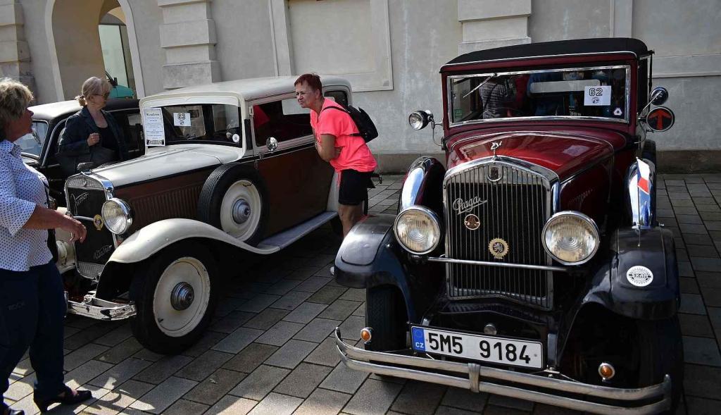 Nablýskané historické vozidla a motorky obsadily v neděli 19. května centrum Prostějova. 19.5. 2024