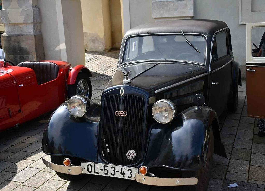 Nablýskané historické vozidla a motorky obsadily v neděli 19. května centrum Prostějova. 19.5. 2024
