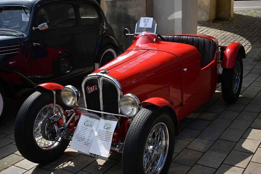 Nablýskané historické vozidla a motorky obsadily v neděli 19. května centrum Prostějova. 19.5. 2024