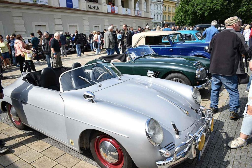 Nablýskané historické vozidla a motorky obsadily v neděli 19. května centrum Prostějova. 19.5. 2024