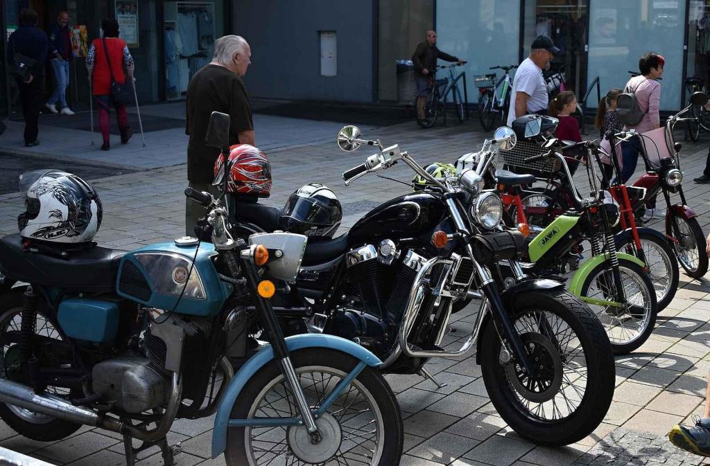 Nablýskané historické vozidla a motorky obsadily v neděli 19. května centrum Prostějova. 19.5. 2024