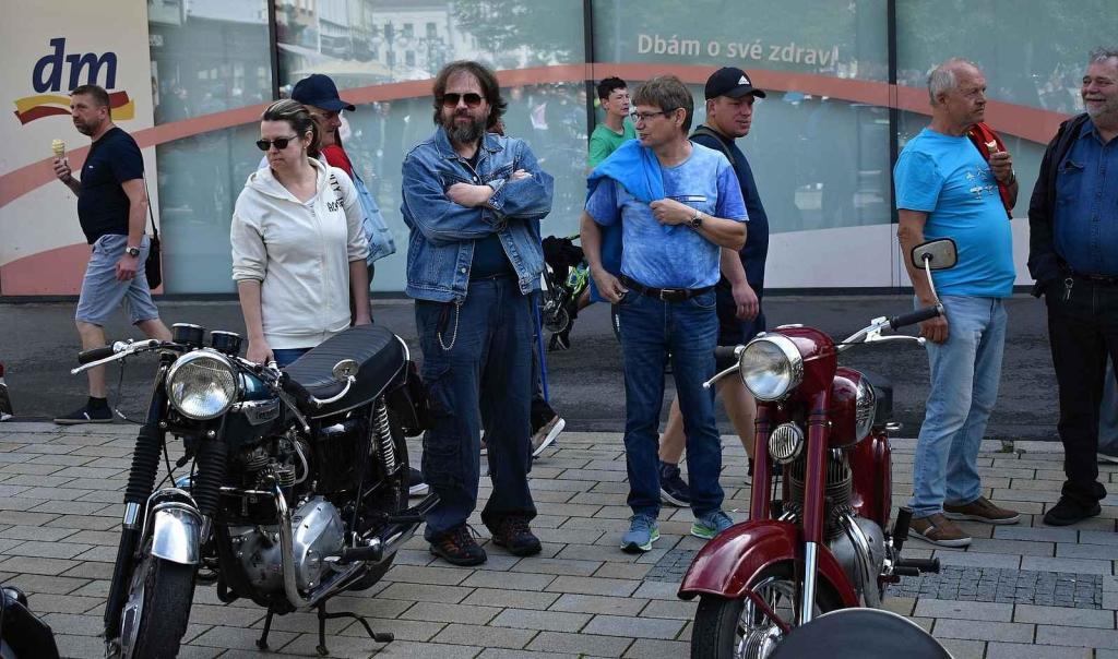 Nablýskané historické vozidla a motorky obsadily v neděli 19. května centrum Prostějova. 19.5. 2024
