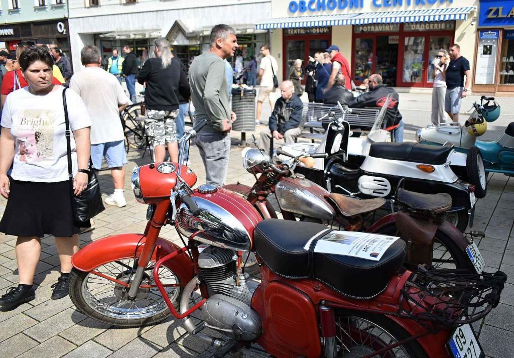 Nablýskané historické vozidla a motorky obsadily v neděli 19. května centrum Prostějova. 19.5. 2024