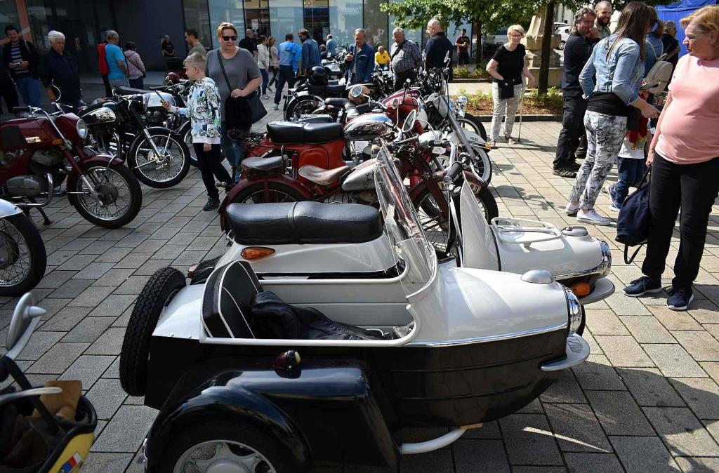 Nablýskané historické vozidla a motorky obsadily v neděli 19. května centrum Prostějova. 19.5. 2024