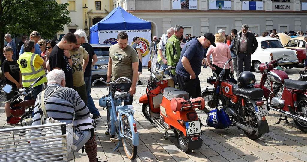 Nablýskané historické vozidla a motorky obsadily v neděli 19. května centrum Prostějova. 19.5. 2024