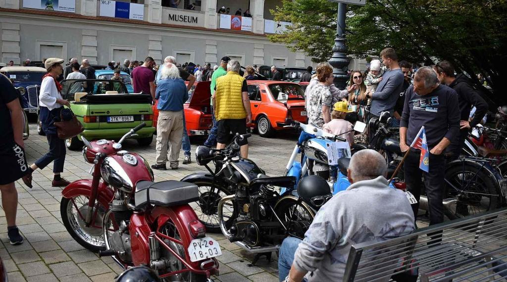 Nablýskané historické vozidla a motorky obsadily v neděli 19. května centrum Prostějova. 19.5. 2024