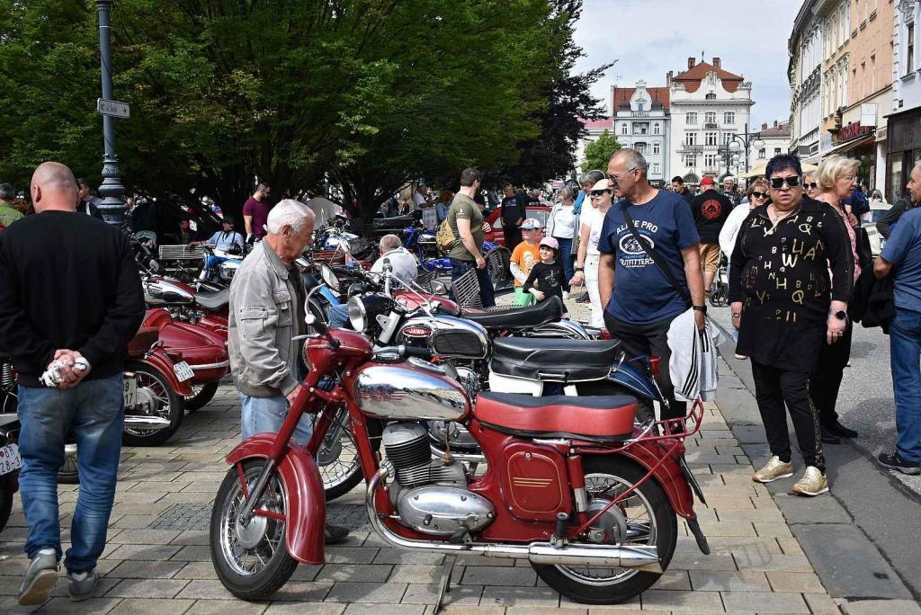 Nablýskané historické vozidla a motorky obsadily v neděli 19. května centrum Prostějova. 19.5. 2024