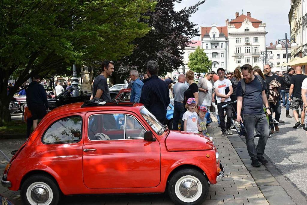 Nablýskané historické vozidla a motorky obsadily v neděli 19. května centrum Prostějova. 19.5. 2024