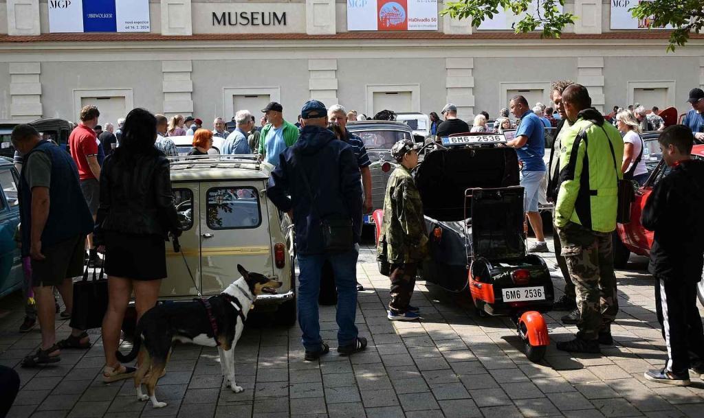 Nablýskané historické vozidla a motorky obsadily v neděli 19. května centrum Prostějova. 19.5. 2024