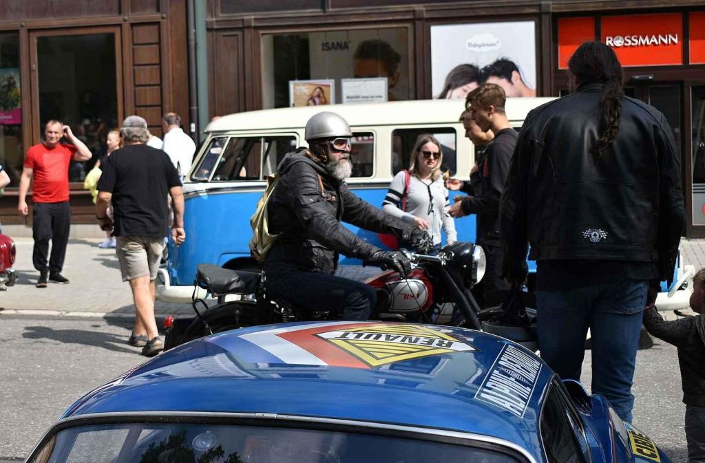 Nablýskané historické vozidla a motorky obsadily v neděli 19. května centrum Prostějova. 19.5. 2024