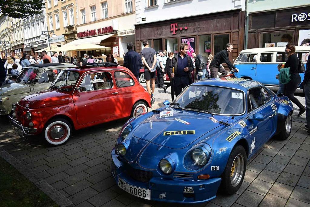 Nablýskané historické vozidla a motorky obsadily v neděli 19. května centrum Prostějova. 19.5. 2024