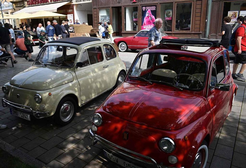 Nablýskané historické vozidla a motorky obsadily v neděli 19. května centrum Prostějova. 19.5. 2024