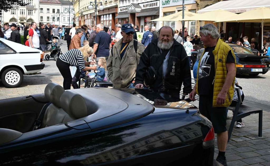Nablýskané historické vozidla a motorky obsadily v neděli 19. května centrum Prostějova. 19.5. 2024