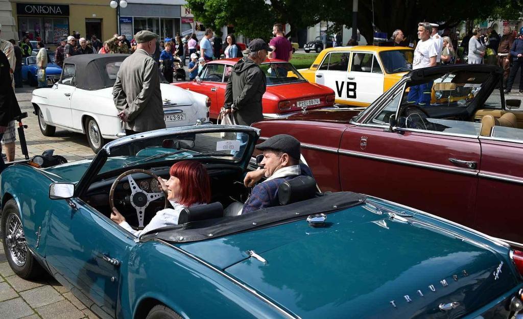 Nablýskané historické vozidla a motorky obsadily v neděli 19. května centrum Prostějova. 19.5. 2024