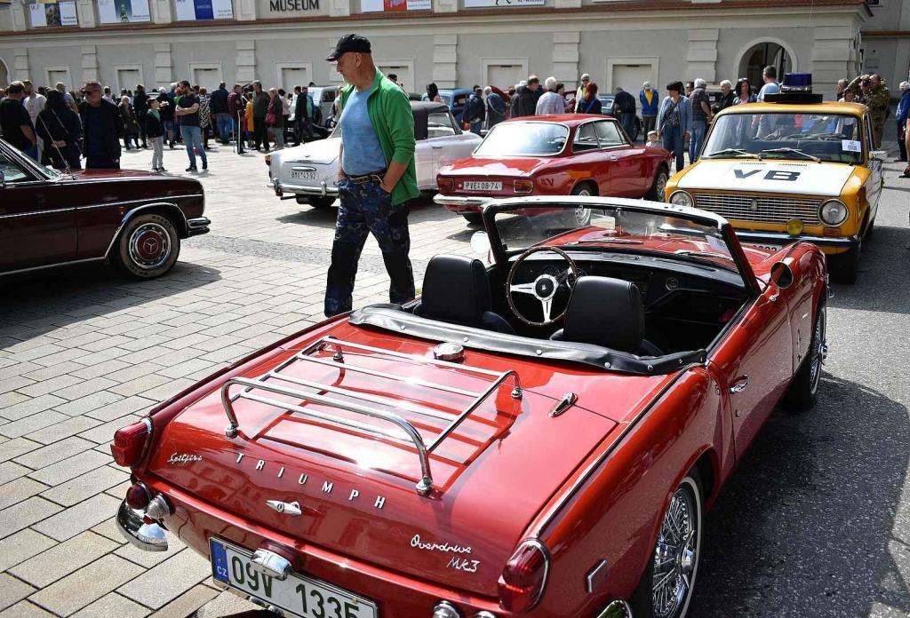 Nablýskané historické vozidla a motorky obsadily v neděli 19. května centrum Prostějova. 19.5. 2024