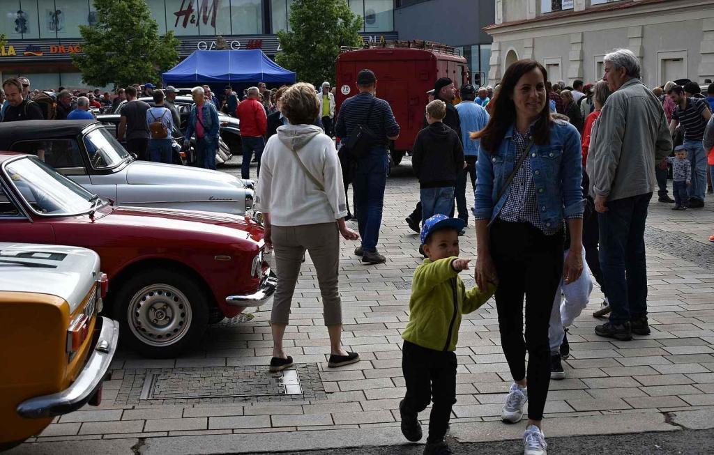 Nablýskané historické vozidla a motorky obsadily v neděli 19. května centrum Prostějova. 19.5. 2024