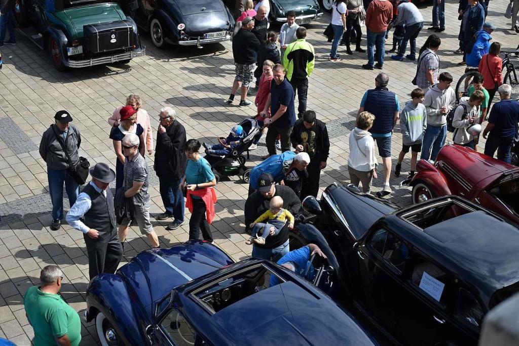 Nablýskané historické vozidla a motorky obsadily v neděli 19. května centrum Prostějova. 19.5. 2024