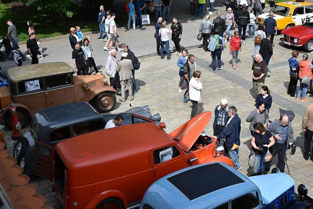 Nablýskané historické vozidla a motorky obsadily v neděli 19. května centrum Prostějova. 19.5. 2024