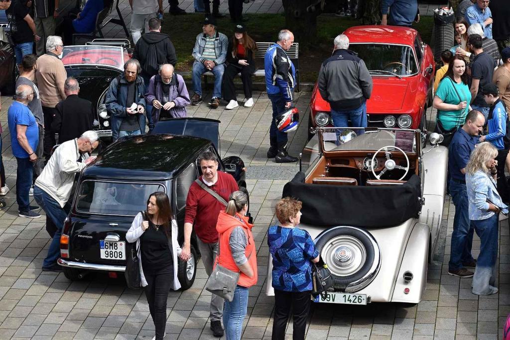 Nablýskané historické vozidla a motorky obsadily v neděli 19. května centrum Prostějova. 19.5. 2024