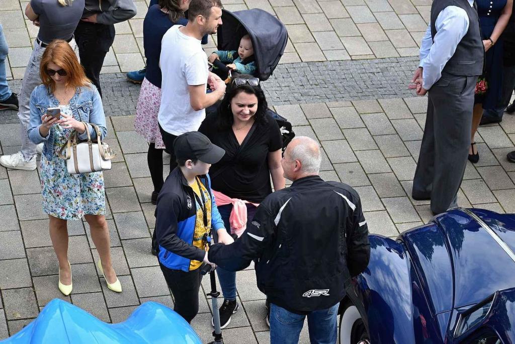 Nablýskané historické vozidla a motorky obsadily v neděli 19. května centrum Prostějova. 19.5. 2024