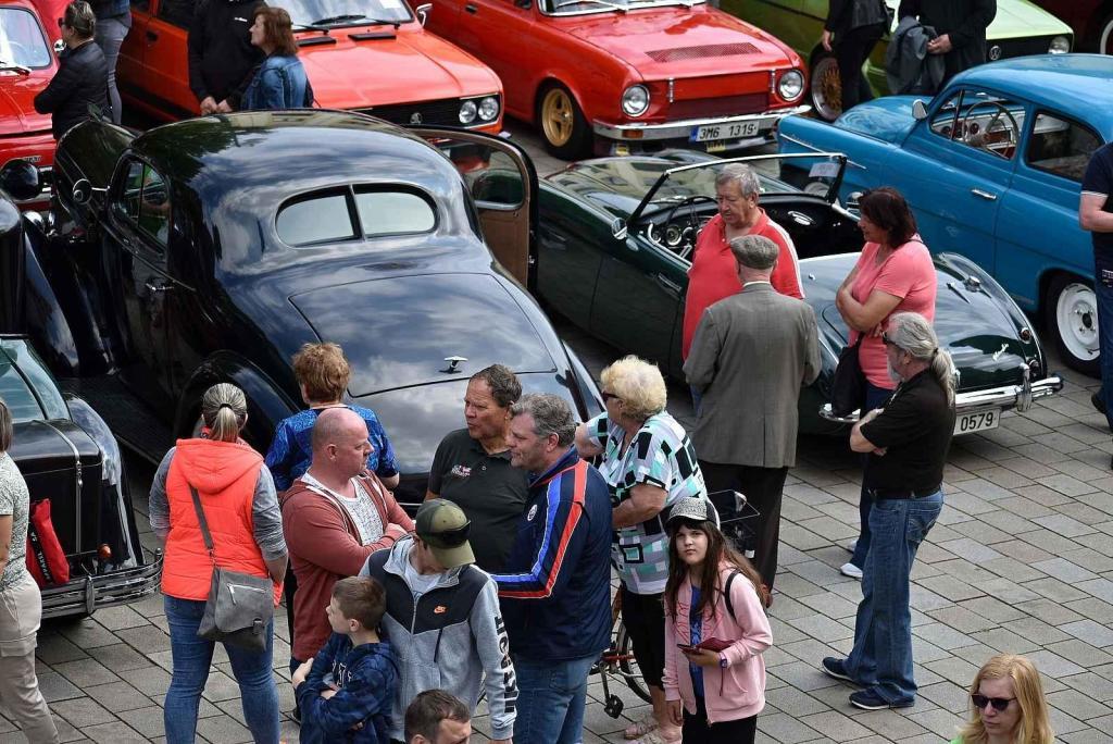 Nablýskané historické vozidla a motorky obsadily v neděli 19. května centrum Prostějova. 19.5. 2024