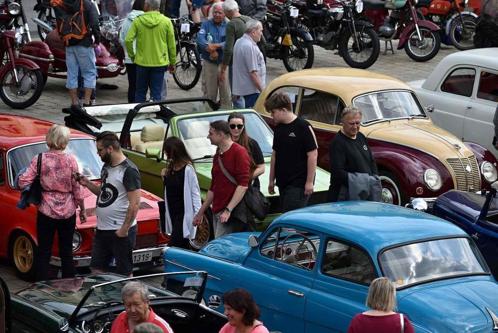 Nablýskané historické vozidla a motorky obsadily v neděli 19. května centrum Prostějova. 19.5. 2024