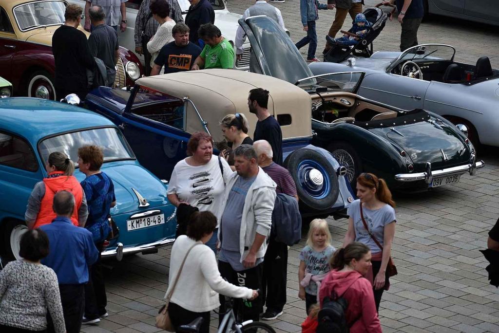 Nablýskané historické vozidla a motorky obsadily v neděli 19. května centrum Prostějova. 19.5. 2024
