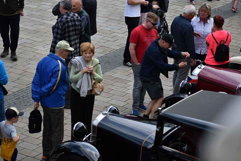 Nablýskané historické vozidla a motorky obsadily v neděli 19. května centrum Prostějova. 19.5. 2024