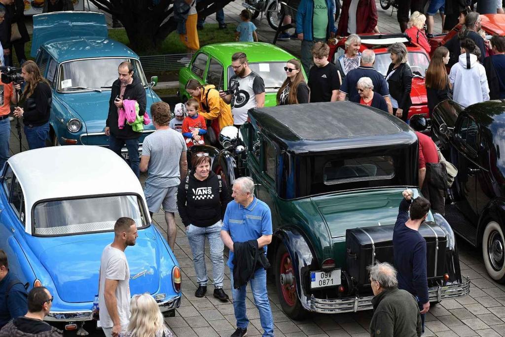 Nablýskané historické vozidla a motorky obsadily v neděli 19. května centrum Prostějova. 19.5. 2024