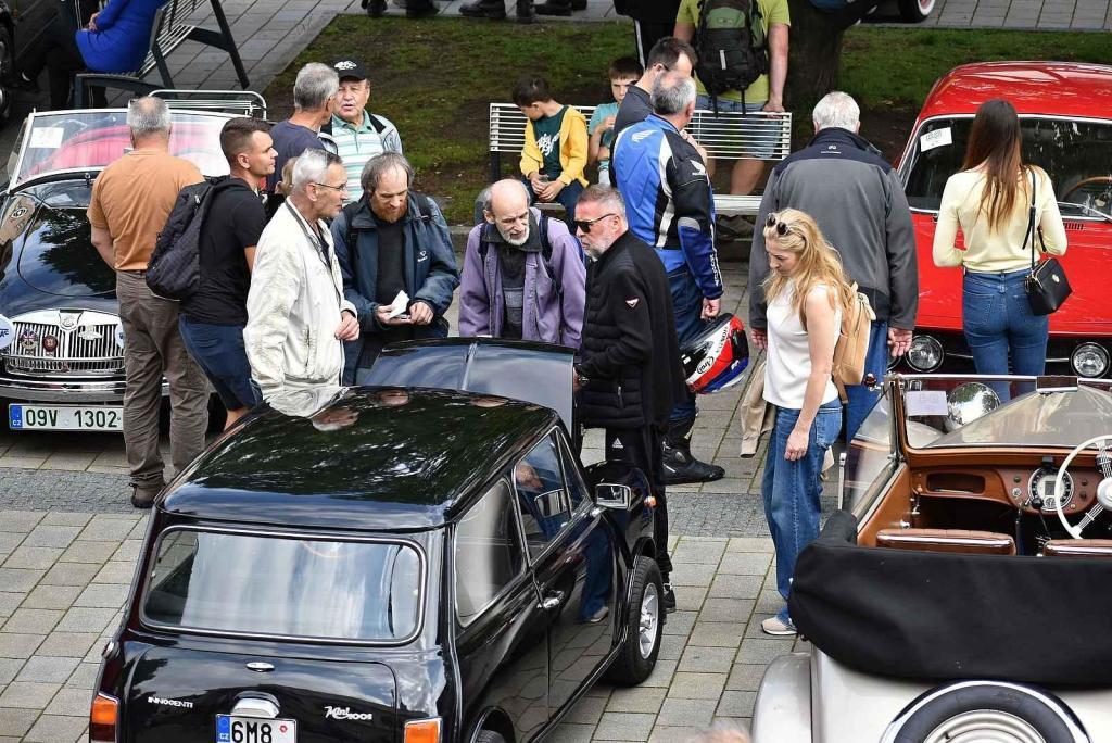 Nablýskané historické vozidla a motorky obsadily v neděli 19. května centrum Prostějova. 19.5. 2024