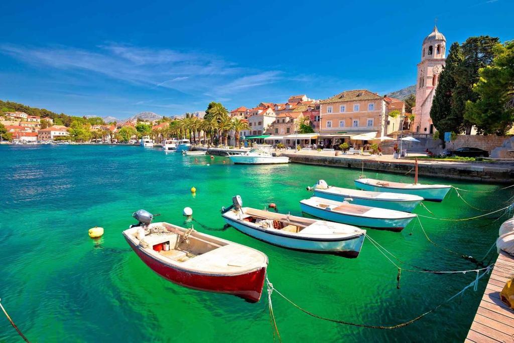 Cavtat má nádherné nábřeží lemované palmami. Říká se, že to tu vypadá jako v Saint Tropez.