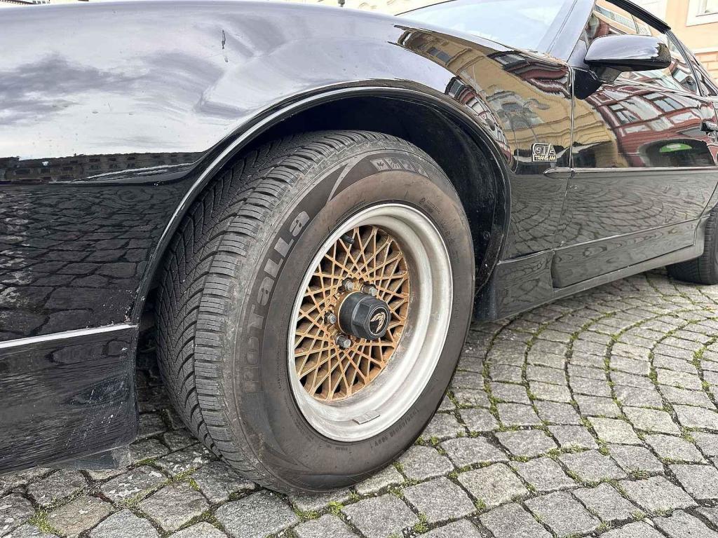Americký sporťák podobný seriálovému Kittovi ozdobil českobudějovické náměstí.