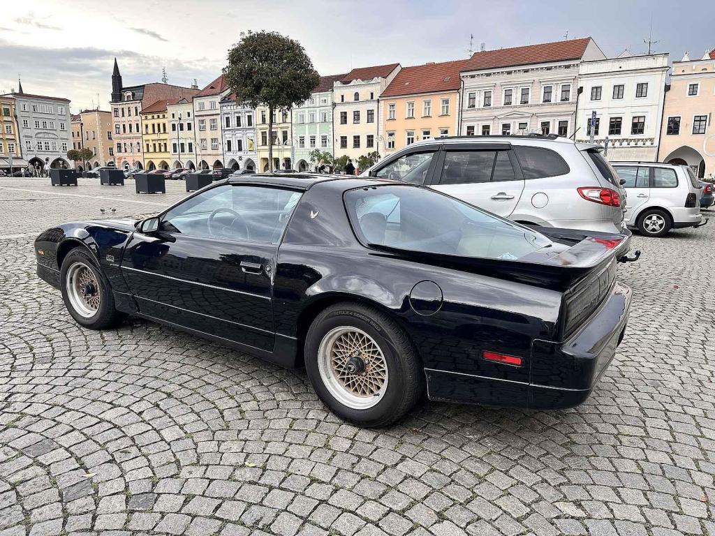 Americký sporťák podobný seriálovému Kittovi ozdobil českobudějovické náměstí.