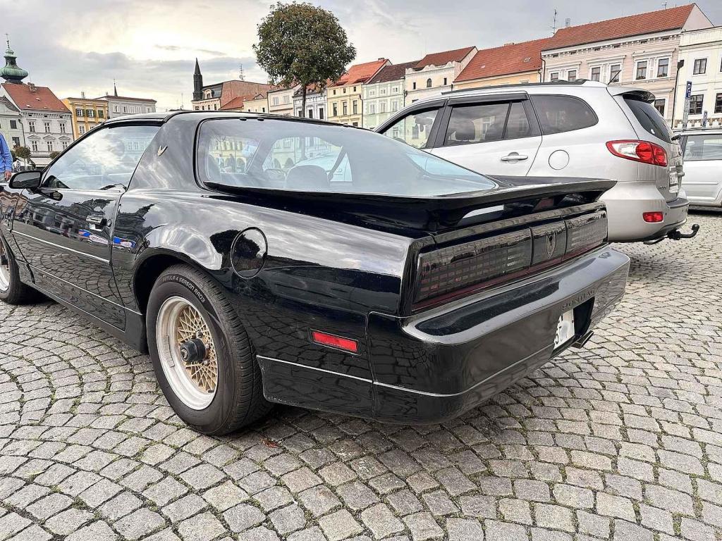 Americký sporťák podobný seriálovému Kittovi ozdobil českobudějovické náměstí.