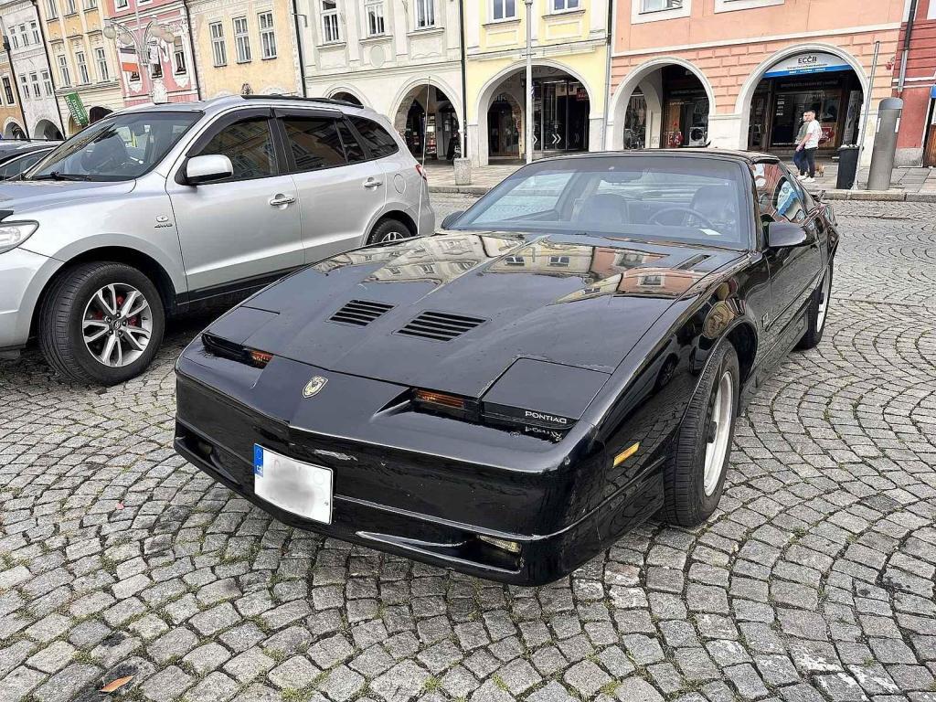 Americký sporťák podobný seriálovému Kittovi ozdobil českobudějovické náměstí.