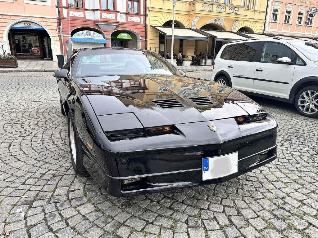 Americký sporťák podobný seriálovému Kittovi ozdobil českobudějovické náměstí.
