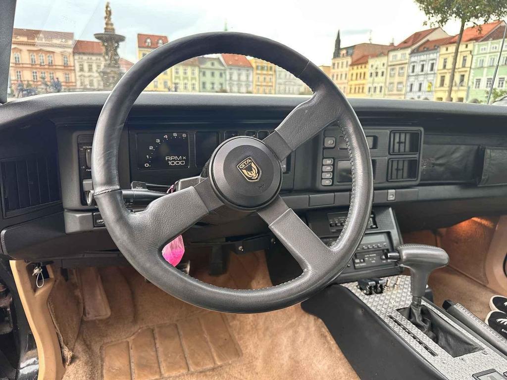 Americký sporťák podobný seriálovému Kittovi ozdobil českobudějovické náměstí.