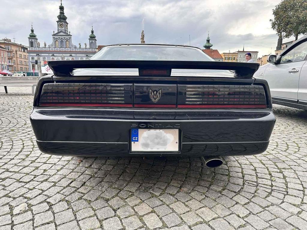 Americký sporťák podobný seriálovému Kittovi ozdobil českobudějovické náměstí.