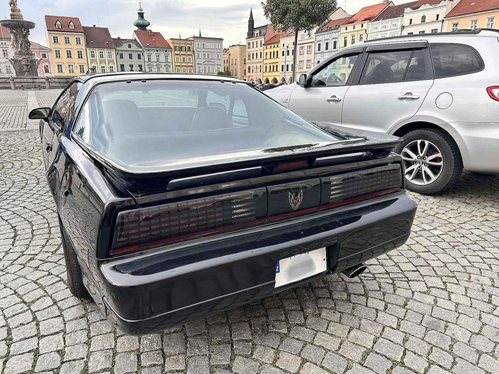 Americký sporťák podobný seriálovému Kittovi ozdobil českobudějovické náměstí.