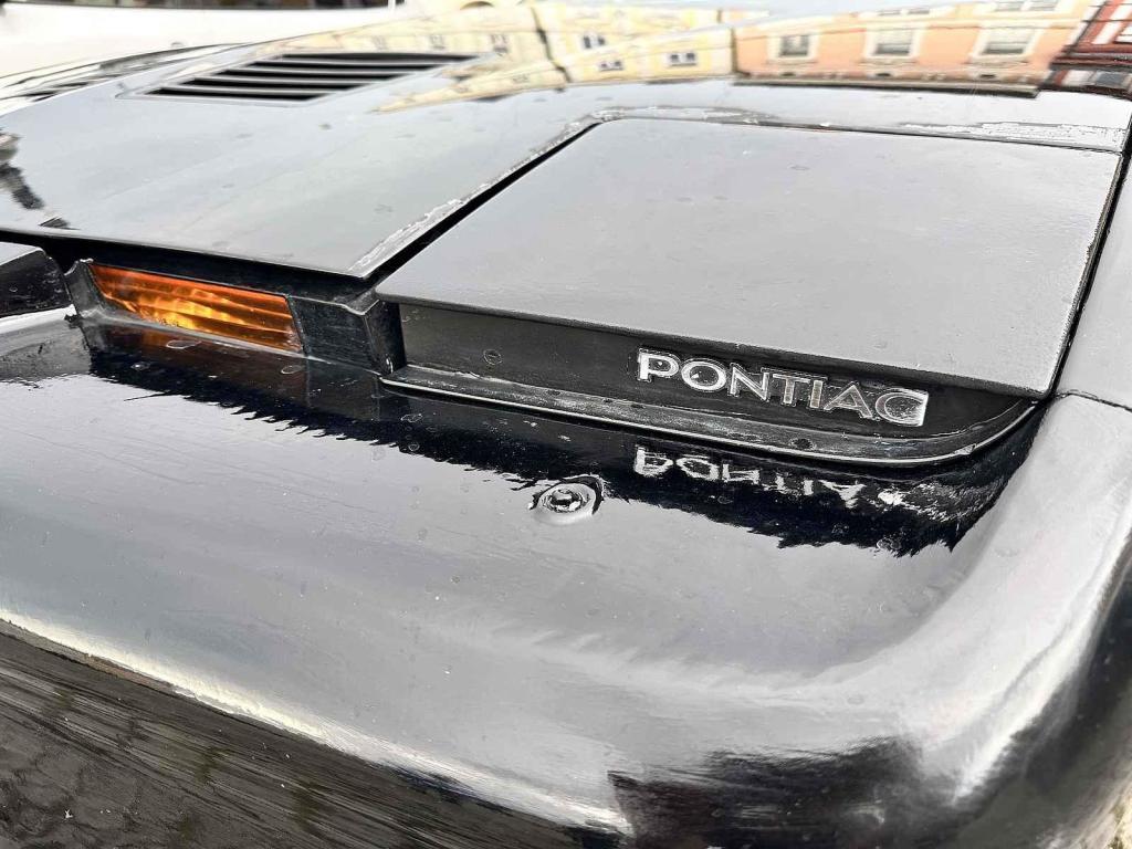 Americký sporťák podobný seriálovému Kittovi ozdobil českobudějovické náměstí.
