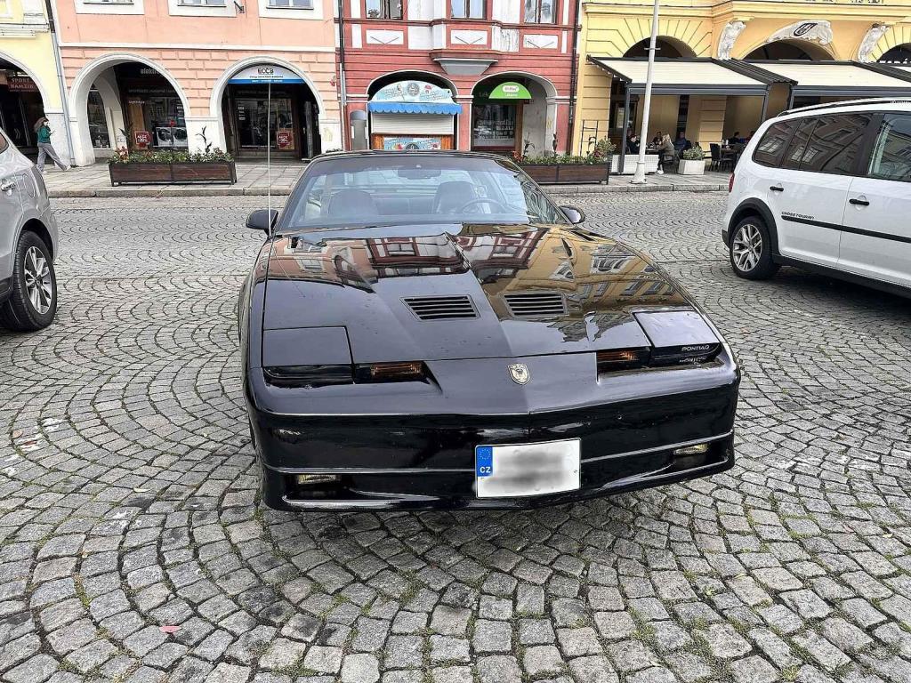 Americký sporťák podobný seriálovému Kittovi ozdobil českobudějovické náměstí.