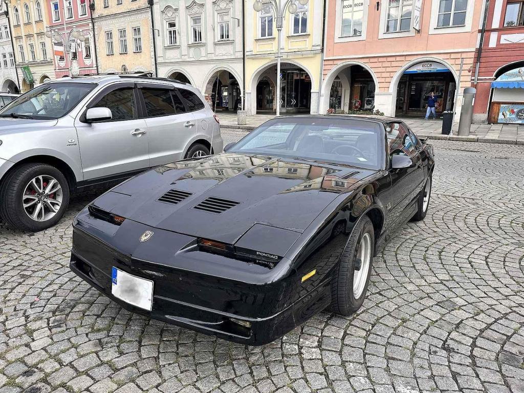 Americký sporťák podobný seriálovému Kittovi ozdobil českobudějovické náměstí.
