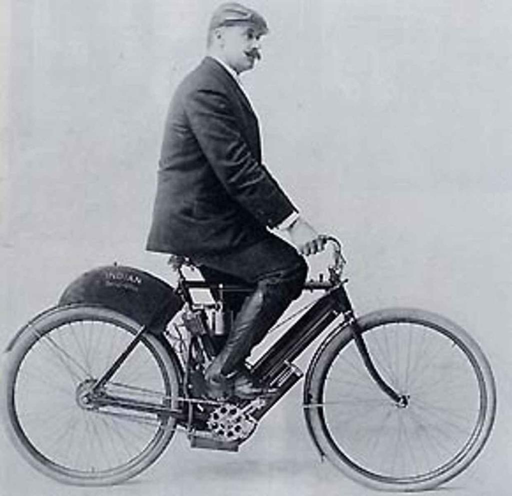 George Mallory Hendee, spoluzakladatel Indian Motocycle Manufacturing Company, na snímku z roku 1904.