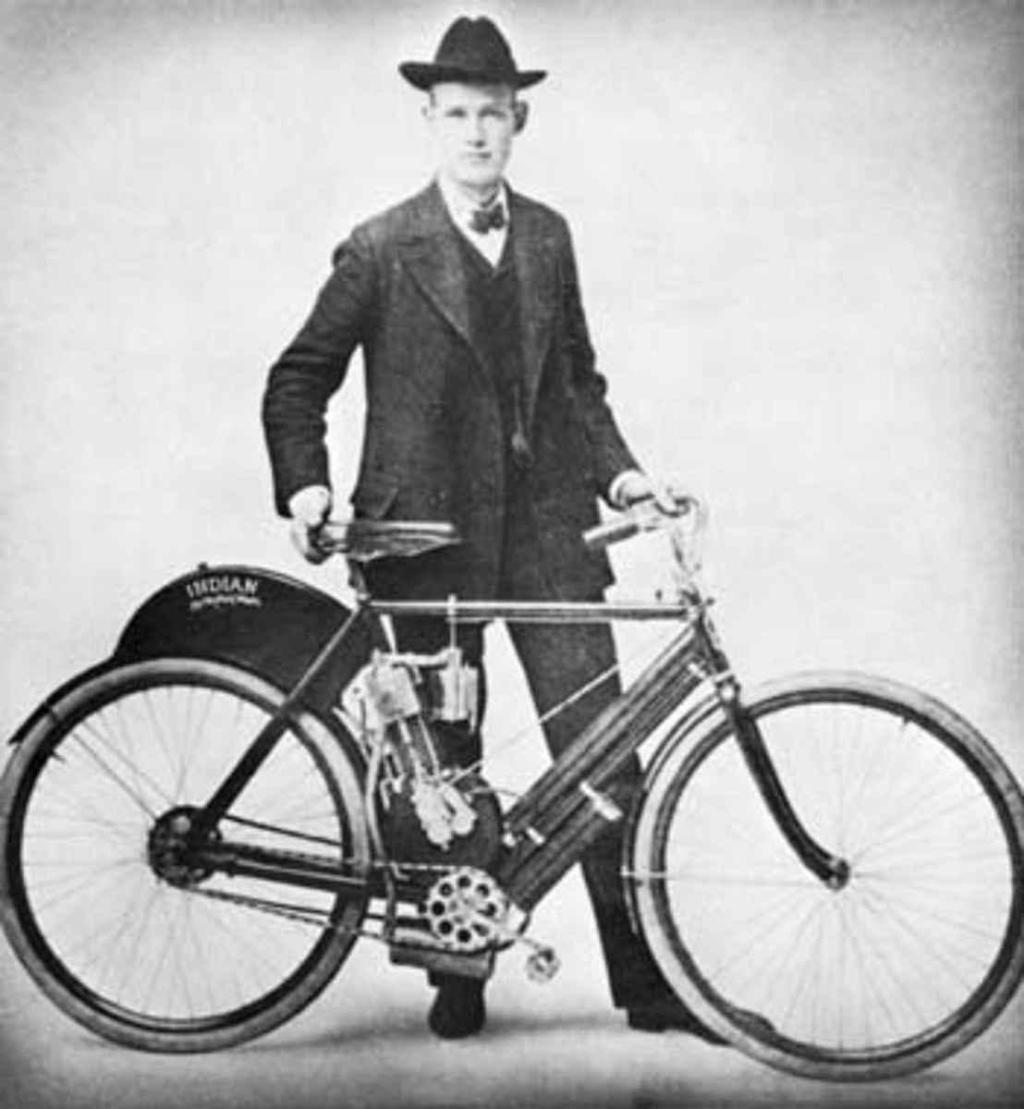 Oscar Karl Hedstrom, spoluzakladatel Indian Motocycle Manufacturing Company, na snímku z roku 1901.