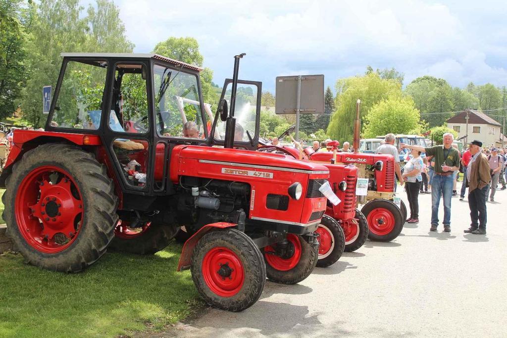 Setkání starých traktorů a veteránů v Brnířově na Domažlicku