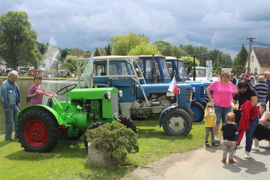 Setkání starých traktorů a veteránů v Brnířově na Domažlicku