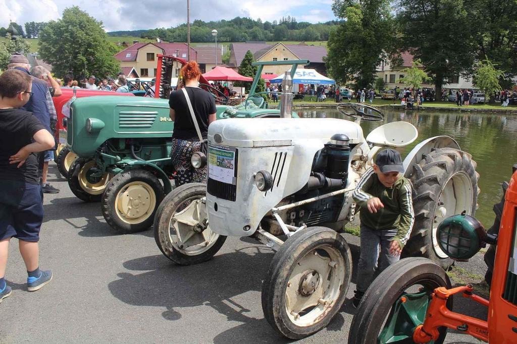 Setkání starých traktorů a veteránů v Brnířově na Domažlicku