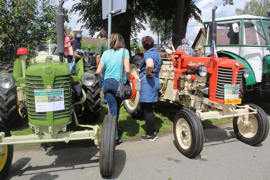 Setkání starých traktorů a veteránů v Brnířově na Domažlicku
