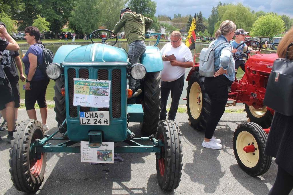 Setkání starých traktorů a veteránů v Brnířově na Domažlicku